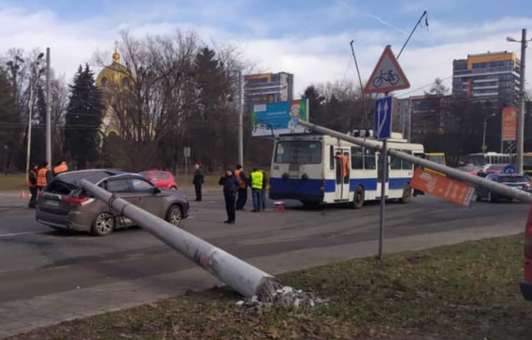 Во Львове электроопоры упали на троллейбус с людьми и авто (видео)