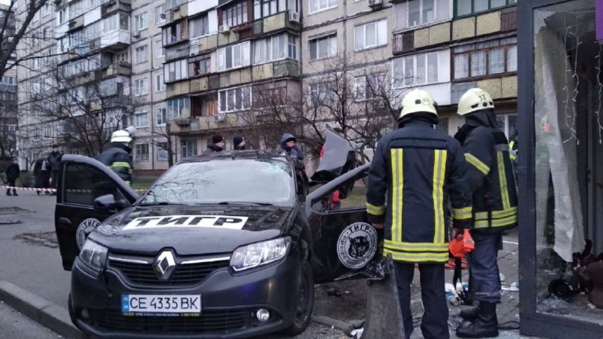 В Киеве Renault въехал в остановку с людьми: водитель погиб