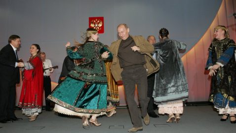 Кремль выложил ролик с танцующими Путиным и Бушем