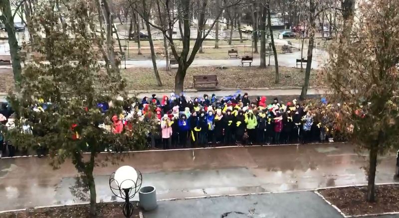 В Глухове школьников под дождём заставили махать жёлто-голубыми ленточками перед горсоветом