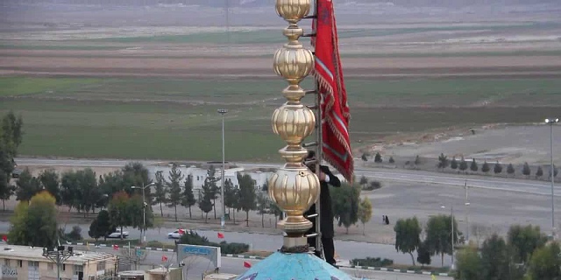 В Иране над мечетью подняли красный флаг мести
