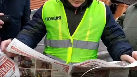 ГБР расследует действия полицейских Мариуполя, которые мешали активистам Партии Шария раздавать газеты