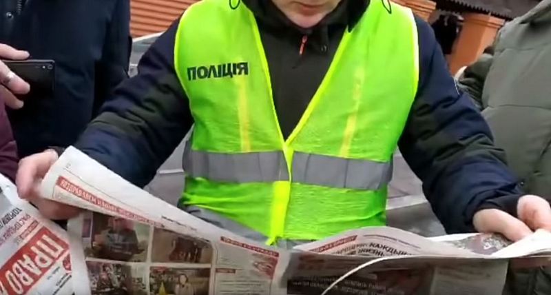 ГБР расследует действия полицейских Мариуполя, которые мешали активистам Партии Шария раздавать газеты