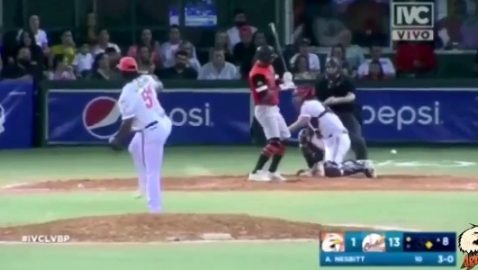 Бейсболист начал бить соперника битой и спровоцировал массовую драку: видео