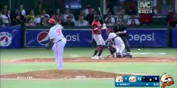 Бейсболист начал бить соперника битой и спровоцировал массовую драку: видео