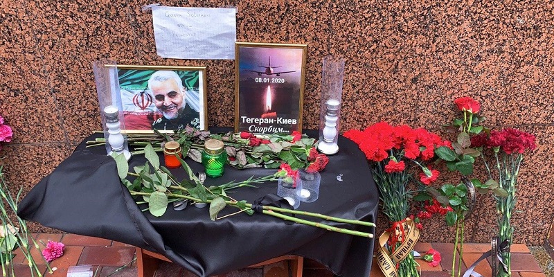 К посольствам Ирана, Канады и Германии в Киеве принесли цветы