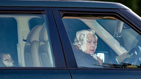 Королева Елизавета II прокатилась за рулем Рендж Ровера