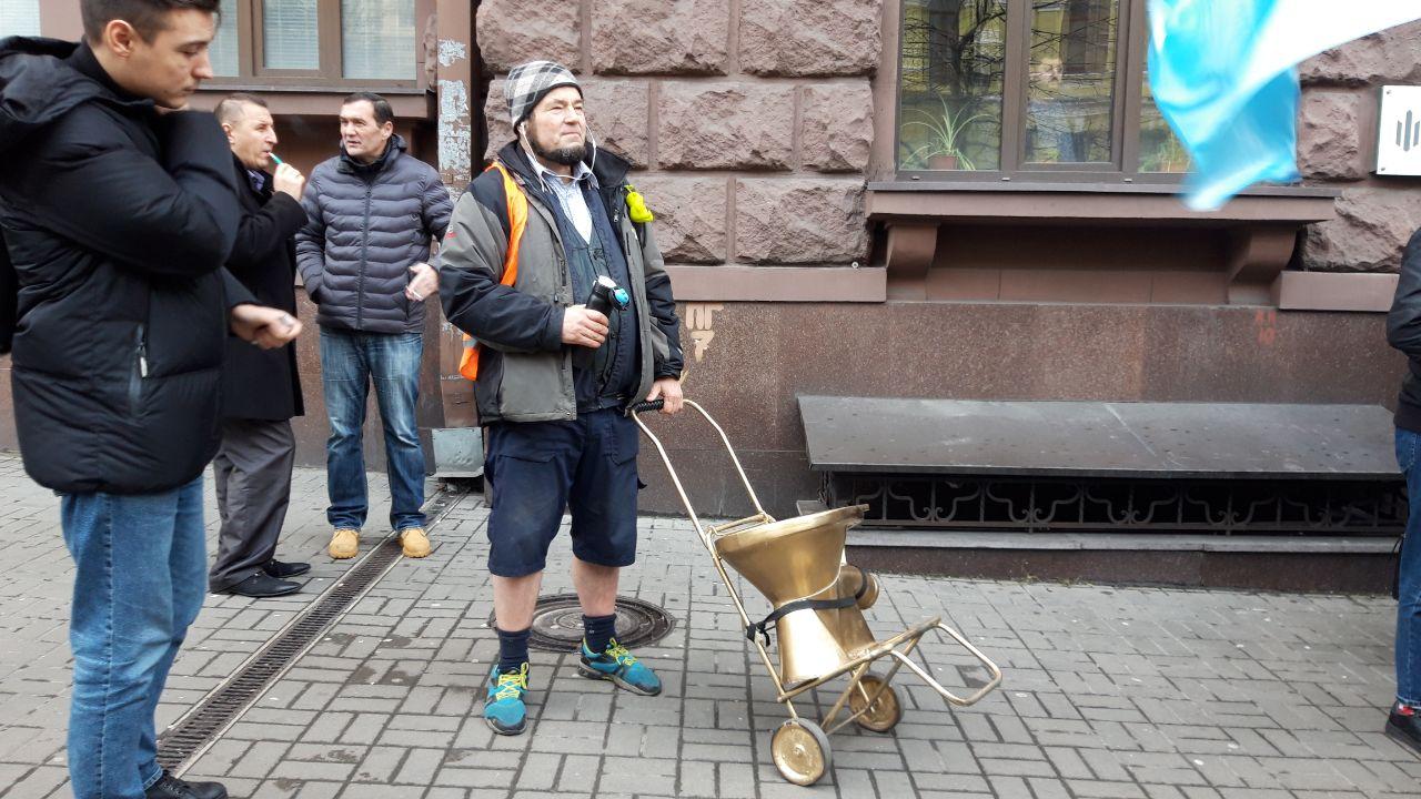 Потасовка под ГБР: сторонники Порошенко разбили золотой унитаз