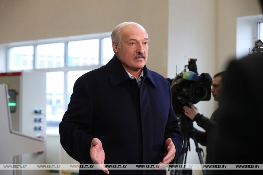 Лукашенко: Россия пытается взасос с США целоваться, но не получается