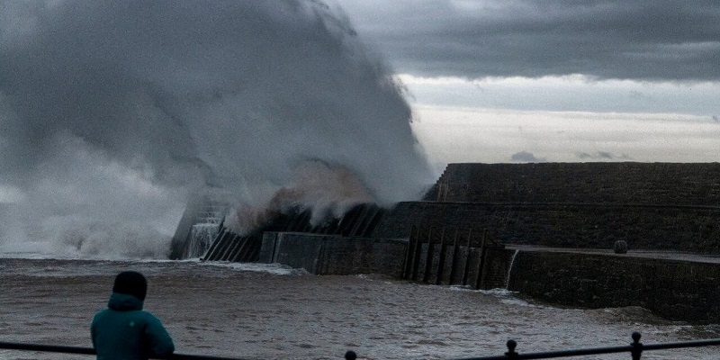 Великобританию накрыл шторм «Сиара» — фото