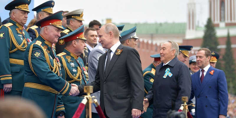 У Порошенко требуют от Зеленского ответить, поедет ли он на парад в Москву