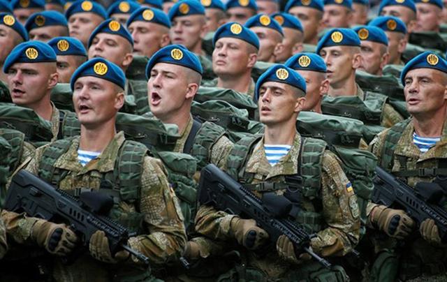 Приветствие «Слава Украине!» в армии не отменят
