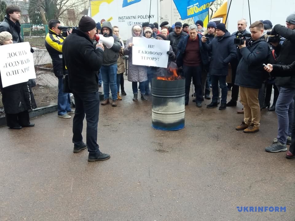 В Житомире протестующие сожгли платежки за газ - 4 - изображение