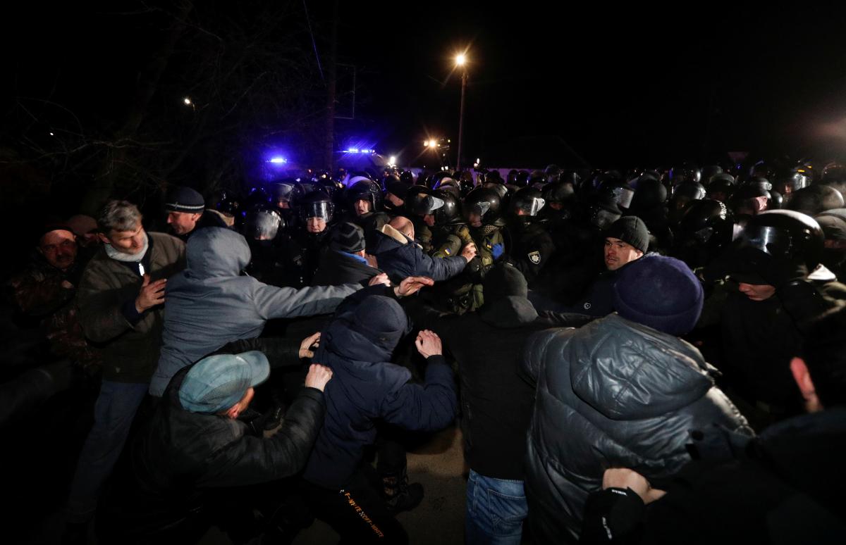 Социологи выяснили отношение украинцев к протестам против эвакуированных из Уханя