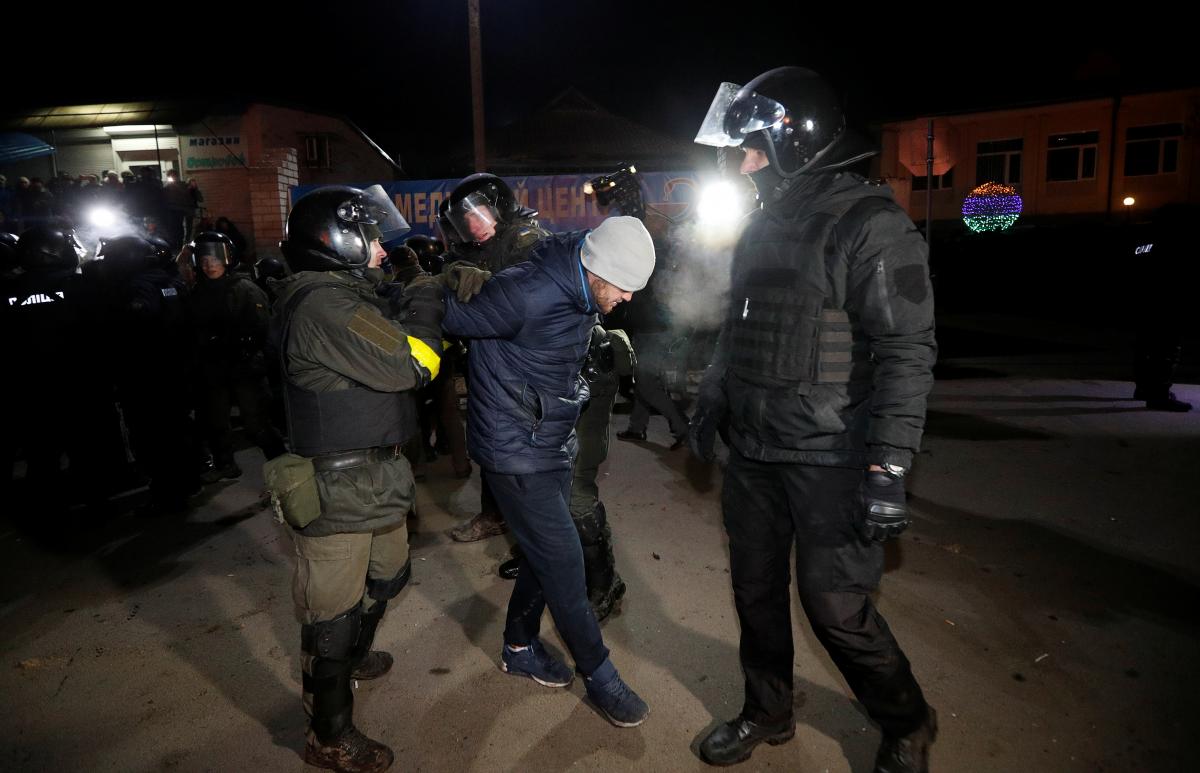 Полиция отпустила почти всех задержанных в Новых Санжарах