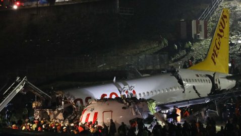 В Стамбуле самолет при крушении разломился на 3 части – 120 пострадавших