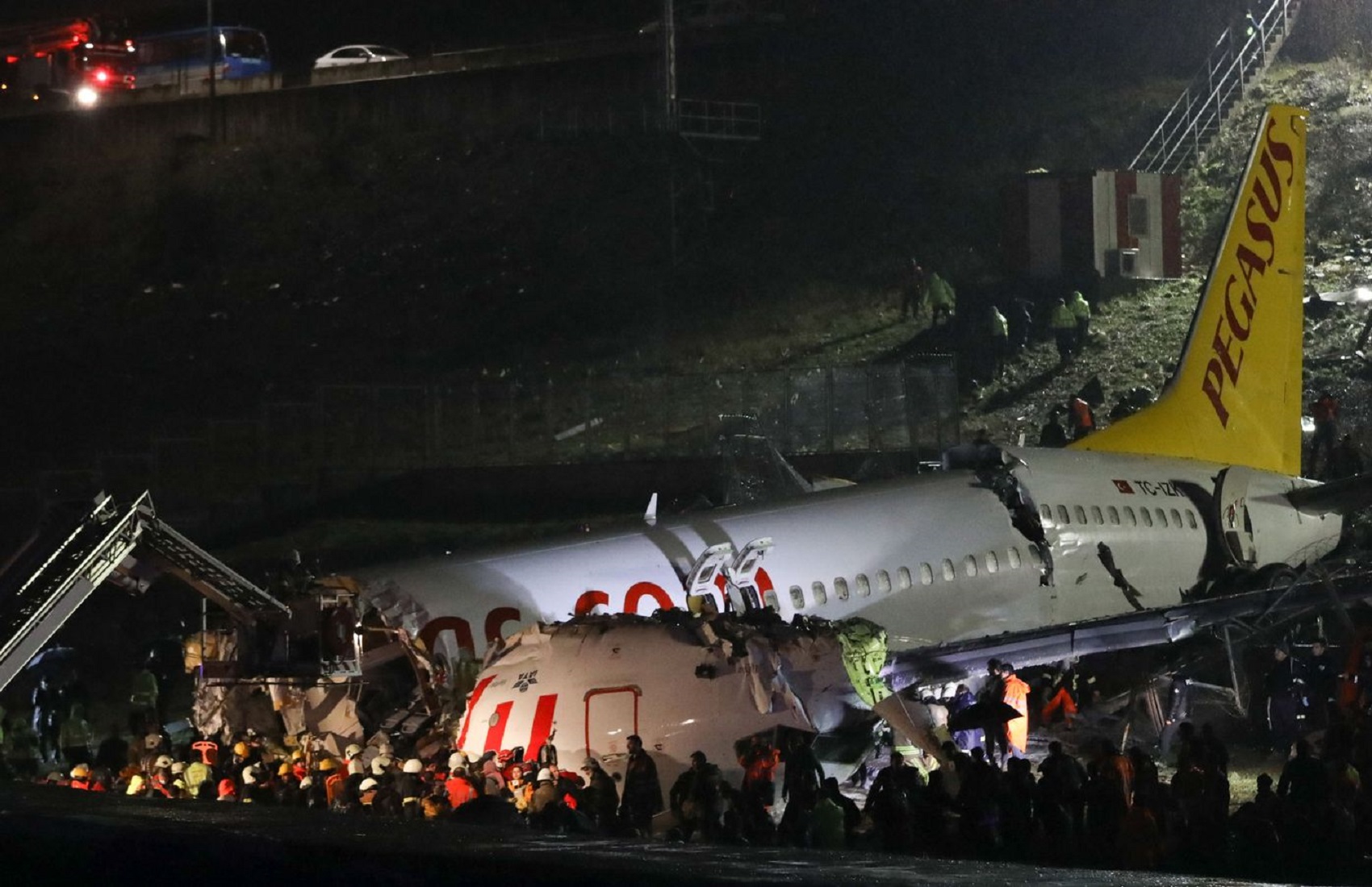 В Стамбуле самолет при крушении разломился на 3 части – 120 пострадавших