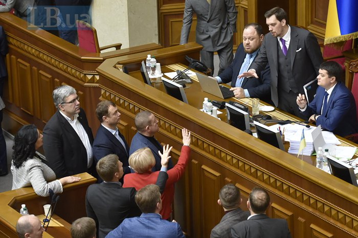 Депутаты вышли к президиуму, чтобы потребовать ответов от Гончарука
