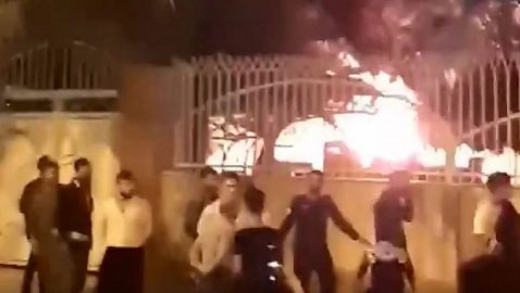 В Иране протестующие подожгли больницу, куда привезли больных коронавирусом