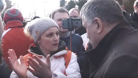 Протестующая – Авакову: где Зеленский, какой он слуга народа?