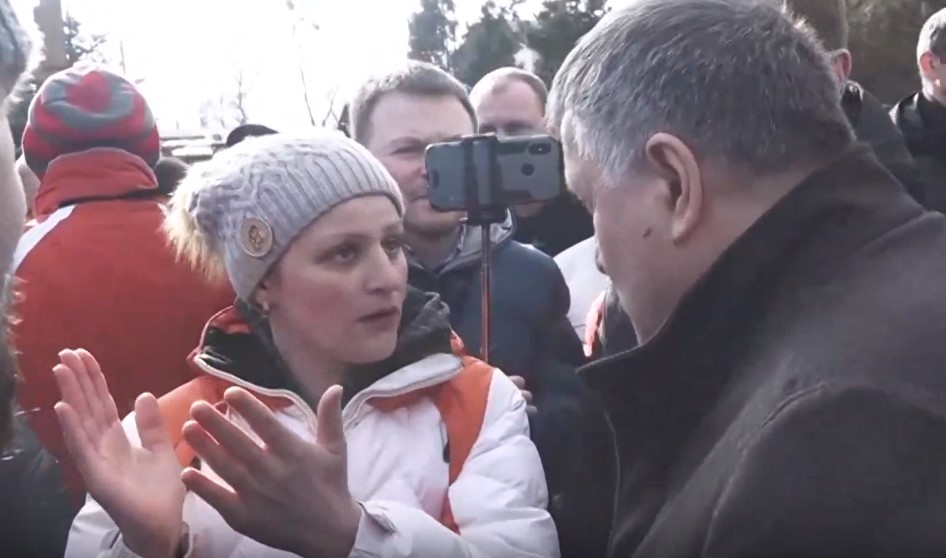 Протестующая – Авакову: где Зеленский, какой он слуга народа?