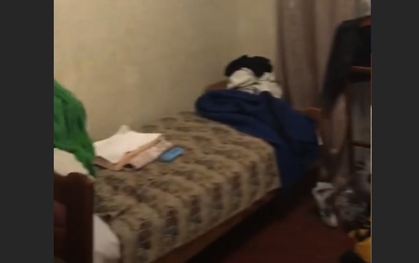 «Душ бьется током»: эвакуированная украинка показала условия в своей комнате