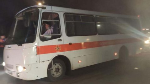 Митингующие в Санжарах бросали в автобусы с эвакуированными из Уханя камни