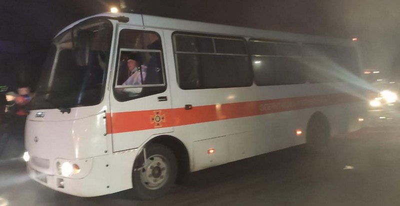 Митингующие в Санжарах бросали в автобусы с эвакуированными из Уханя камни