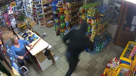 Польская продавщица выгнала грабителя мокрой шваброй: видео