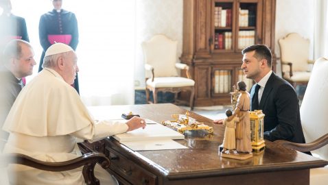 Зеленский попросил Папу Римского помочь с освобождением пленных украинцев