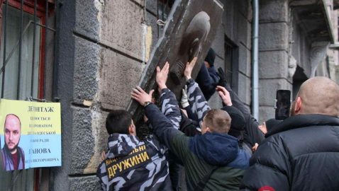 В Одессе демонтировали барельеф Жукову