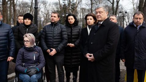 В сеть попало постановочное фото плачущего над покрышкой Порошенко