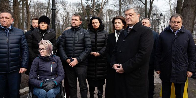 В сеть попало постановочное фото плачущего над покрышкой Порошенко
