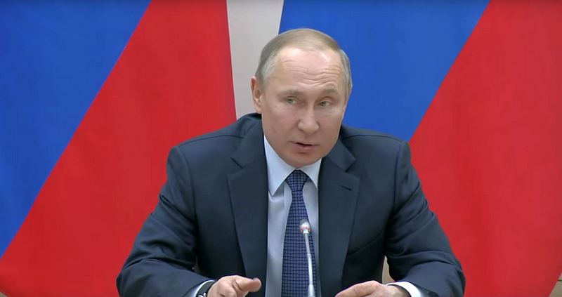 Путин обещает сохранить в России понятия «мама» и «папа»