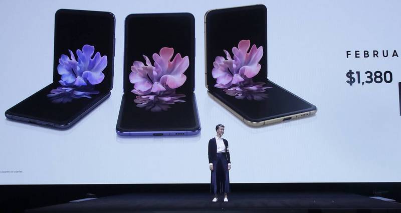 Samsung выпустил смартфон со складывающимся экраном