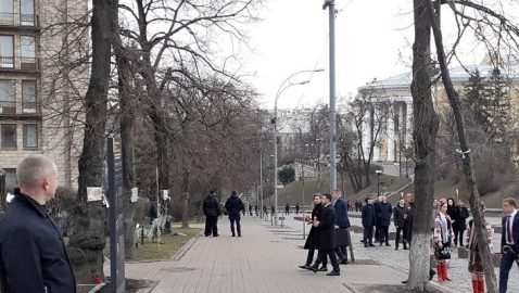 Зеленский почтил память погибших протестующих на Майдане