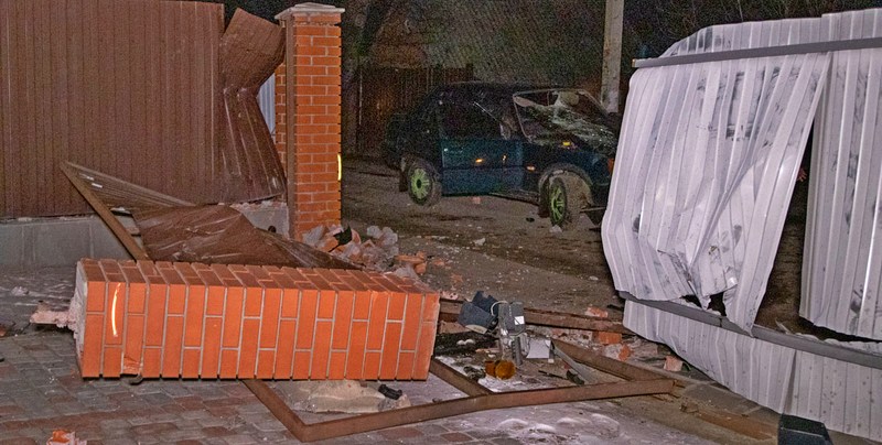 В Киеве пьяный водитель снёс забор и заснул в машине полицейских