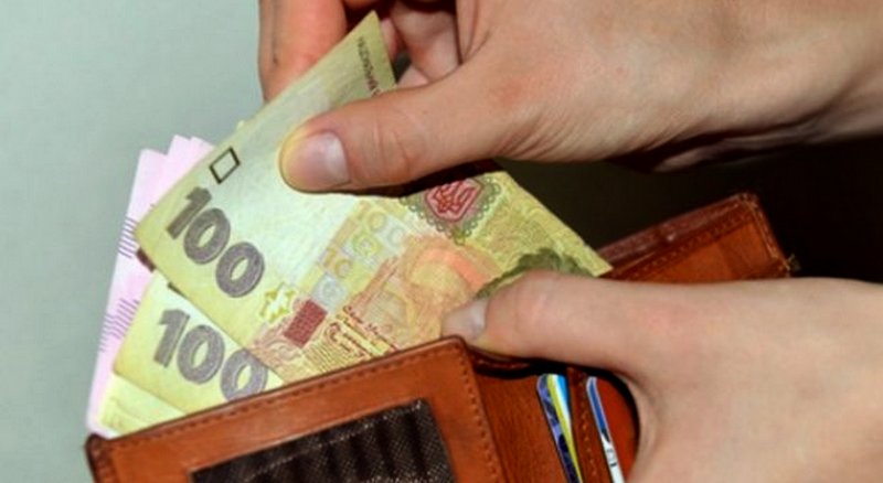 Средняя зарплата в Украине за январь составила более 10 тысяч