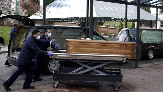 В Испании военные находят брошенных и мёртвых в домах престарелых