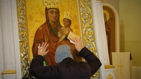 Церковь разрешила не целовать иконы из-за коронавируса