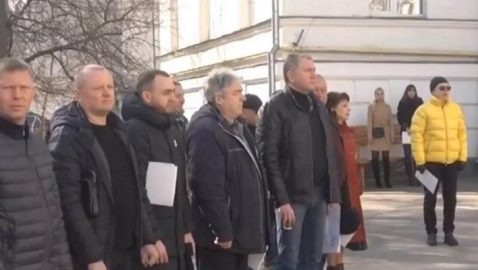 Полтавские депутаты провели сессию на улице из-за коронавируса