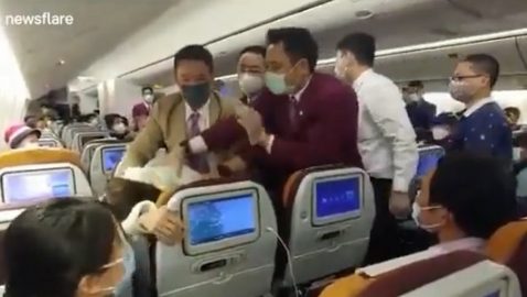 Китаянка кашляла на стюардессу и подралась с экипажем из-за проверки на коронавирус
