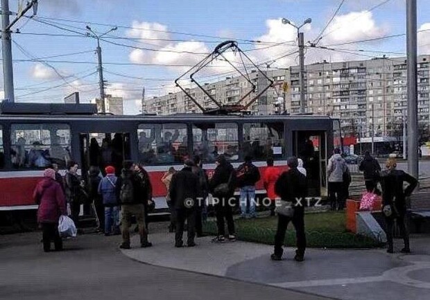 В Харькове недовольные пассажиры блокируют движение трамваев - 3 - изображение