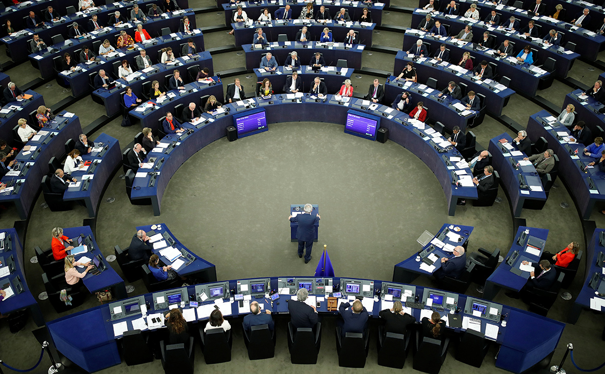 Совет ЕС снял санкции с двух соратников Януковича