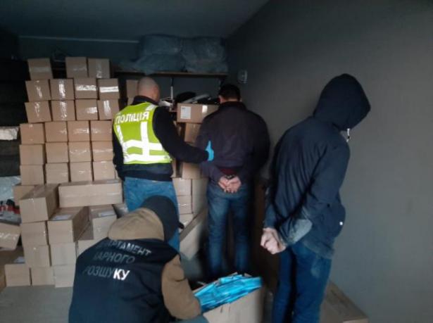 В Киеве задержаны подозреваемые в краже 100 тысяч масок