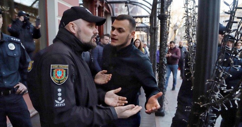 Возле отеля в Одессе идут потасовки с участием националистов