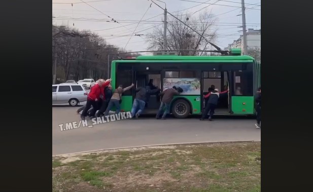 В Харькове пассажиры толкали троллейбус