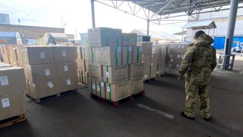 В Борисполе пограничники обнаружили 2,5 тонны масок, которые планировалось вывезти в Китай, Францию и Италию