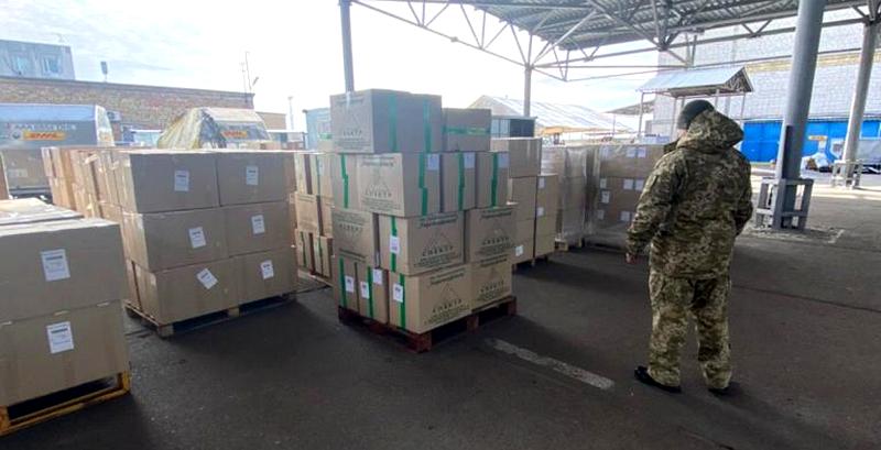 В Борисполе пограничники обнаружили 2,5 тонны масок, которые планировалось вывезти в Китай, Францию и Италию