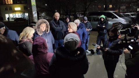 В Черновцах госпитализировали жену инфицированного коронавирусом после пикета местных жителей